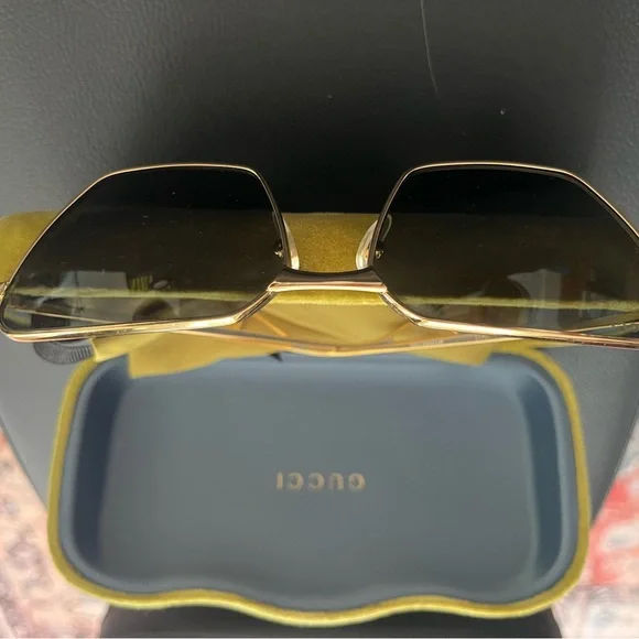 Gucci Gold Aviator Sunglasses Sleek Design Gucci GG1513S 001 Sunglasses - US main image 4